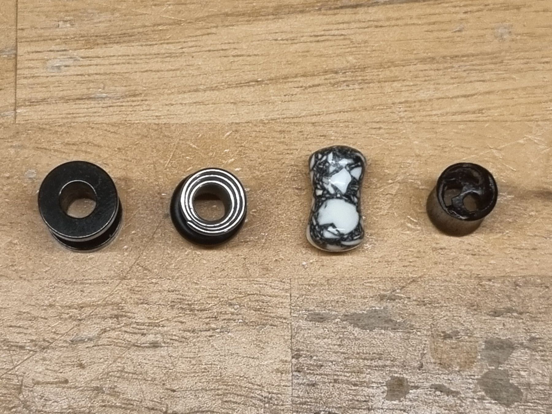 Gioielli per piercing: Set mit 4 Plugs & Tunnels 6mm - Versand gratis! – Usato da Interlaken venduto da Igu7