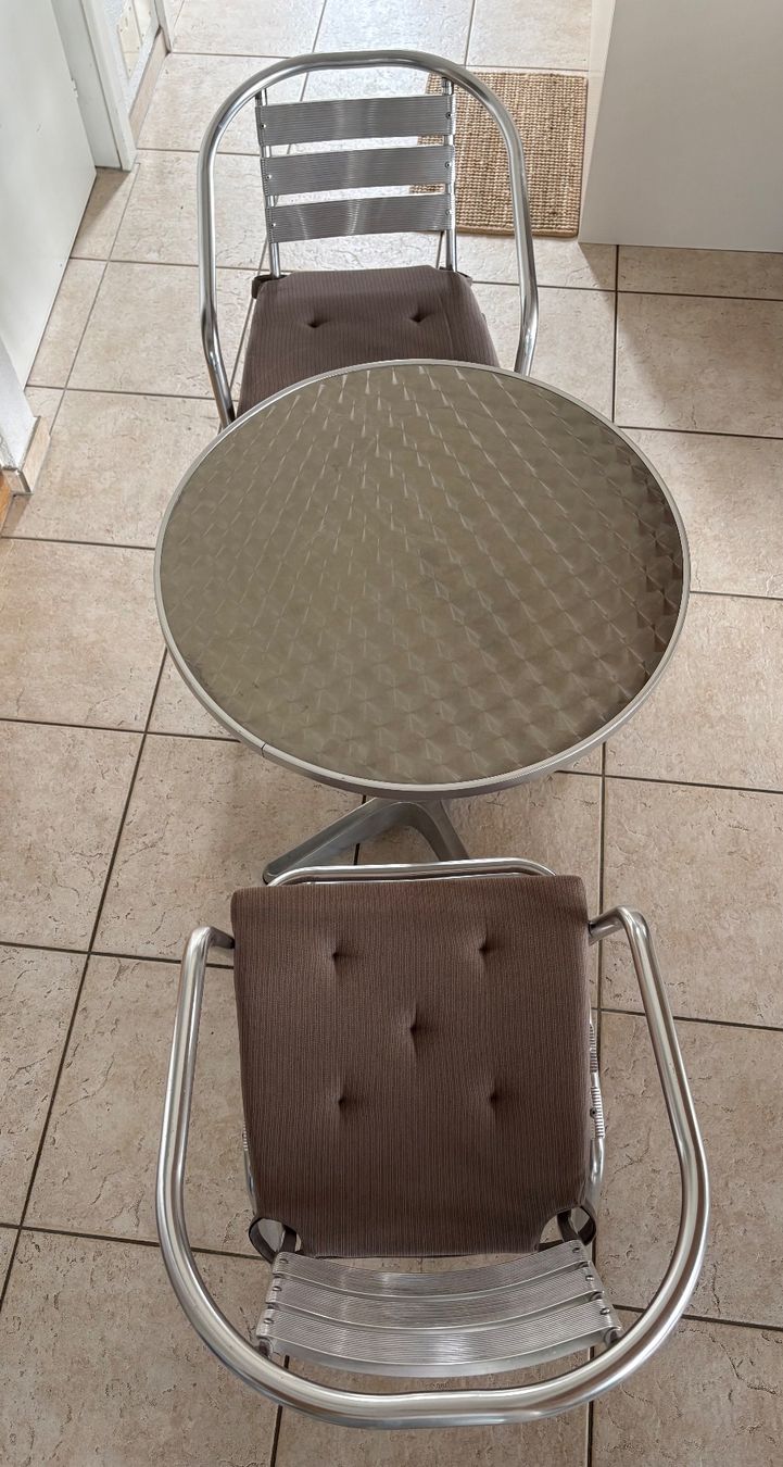 Set de table et chaises: Tisch mit 2 Stühlen – D'occasion à Belp par mikemaru 1
