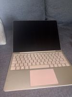 Microsoft Surface Laptop Go 2 mit Maus und Tasche