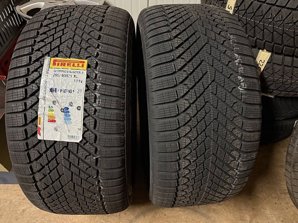 Pirelli Pneus & Kompletträder: Pneus hiver 295/40R21 – Neu und originalverpackt aus Sorens von nicobar