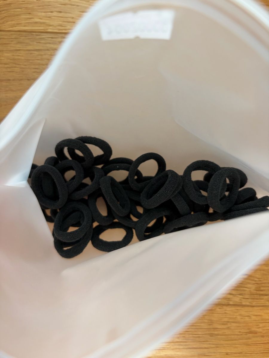 Accessori per capelli: 50 Haargummis, schwarz, NEU! – Nuovo e nell'imballaggio originale da Hinwil venduto da crn139 1