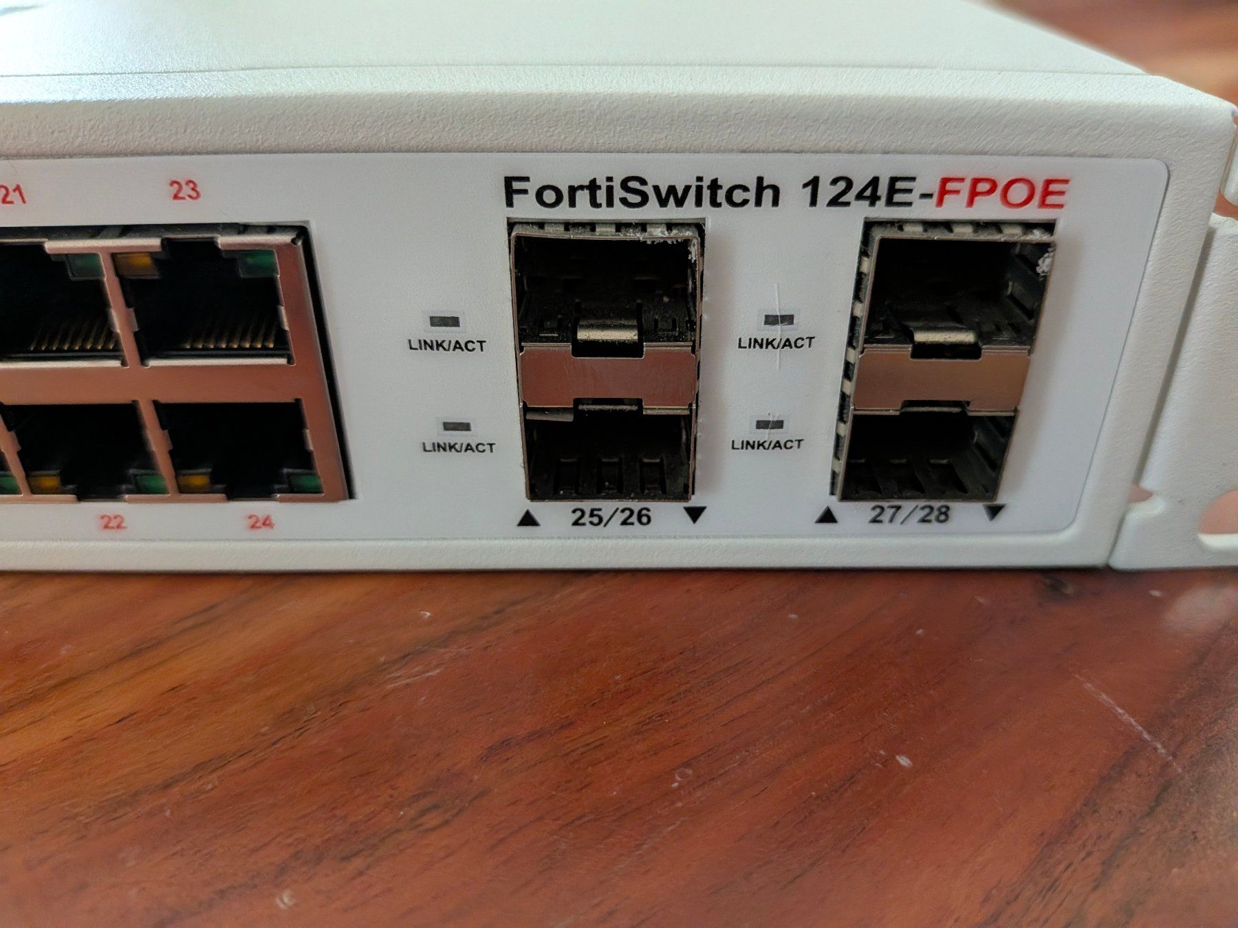 Hubs & Switches: FortiSwitch 124E-FPOE Switch – D'occasion à Amriswil par hardware_uschi 1