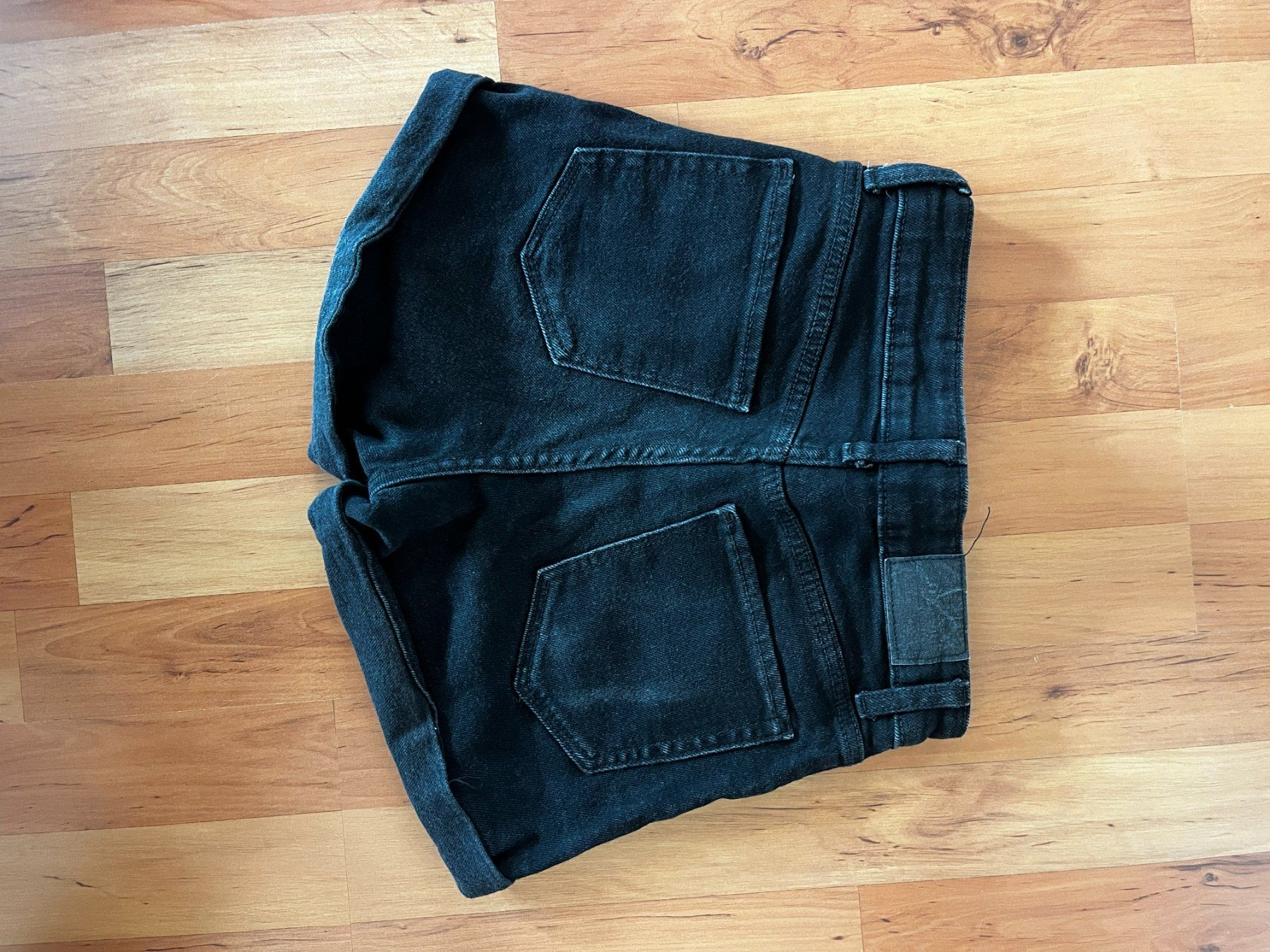 Pantalons: Schwarze Bershka Jeansshorts – D'occasion à Seuzach par anina.k 1