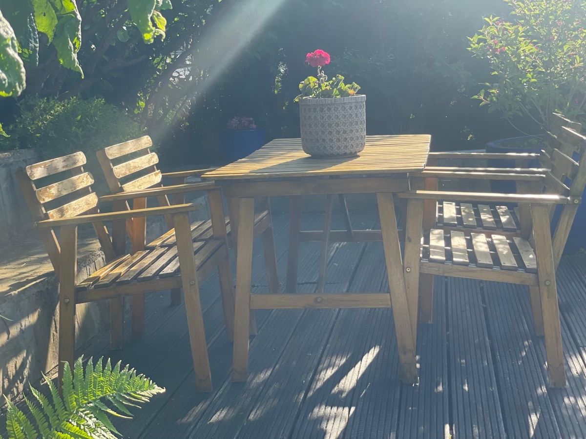 Set de table et chaises: Verkaufe einen Gartentisch mit 4 Stühlen  – D'occasion à Stallikon par Aminux06 1