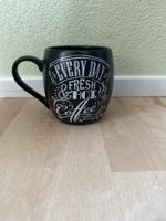 Neuwertige Tasse in schwarz mit Spruch