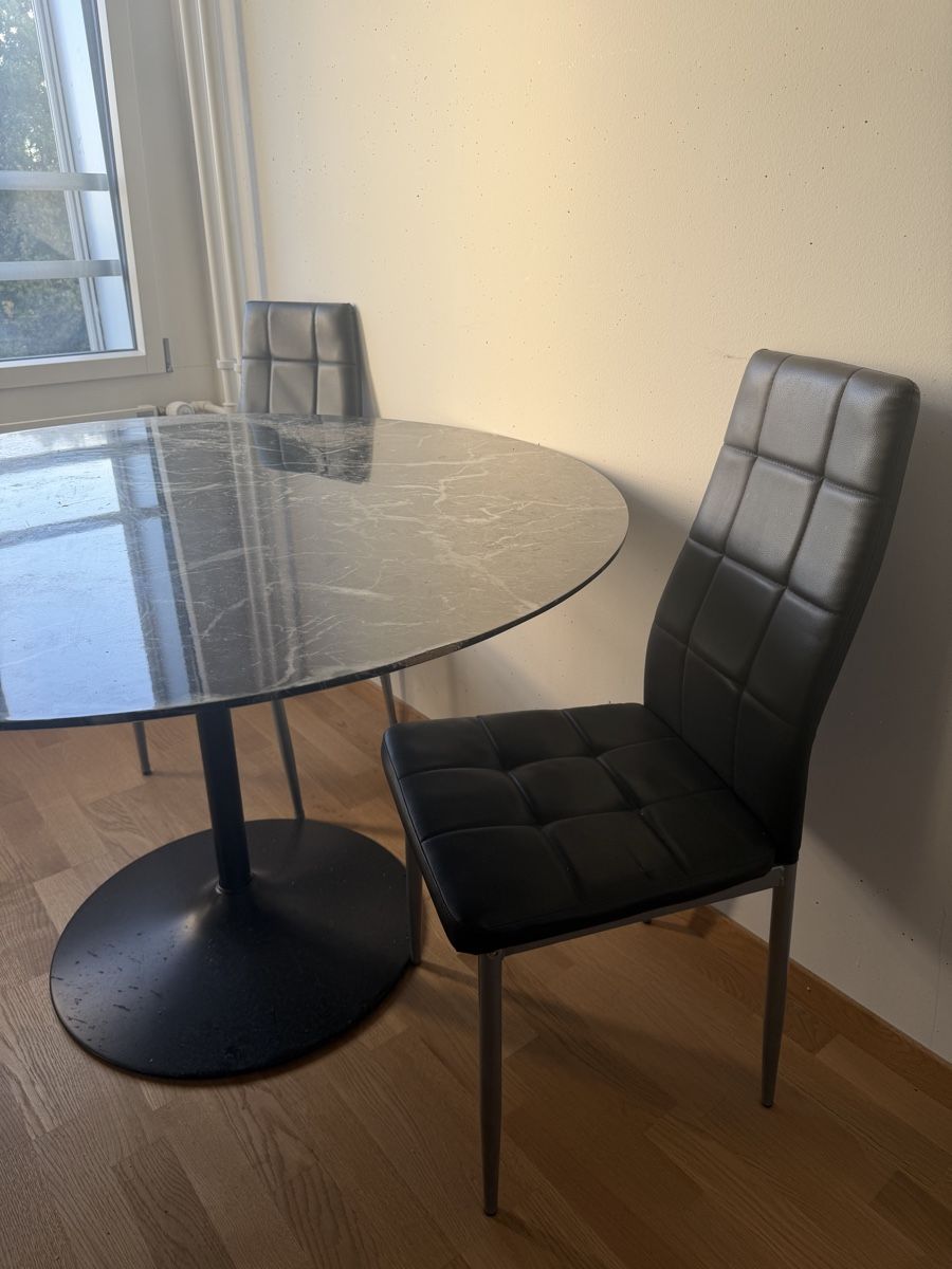 Tavoli: Marmortisch mit 2 Kunstleder Stühle – Usato da Bern venduto da -Noah 2