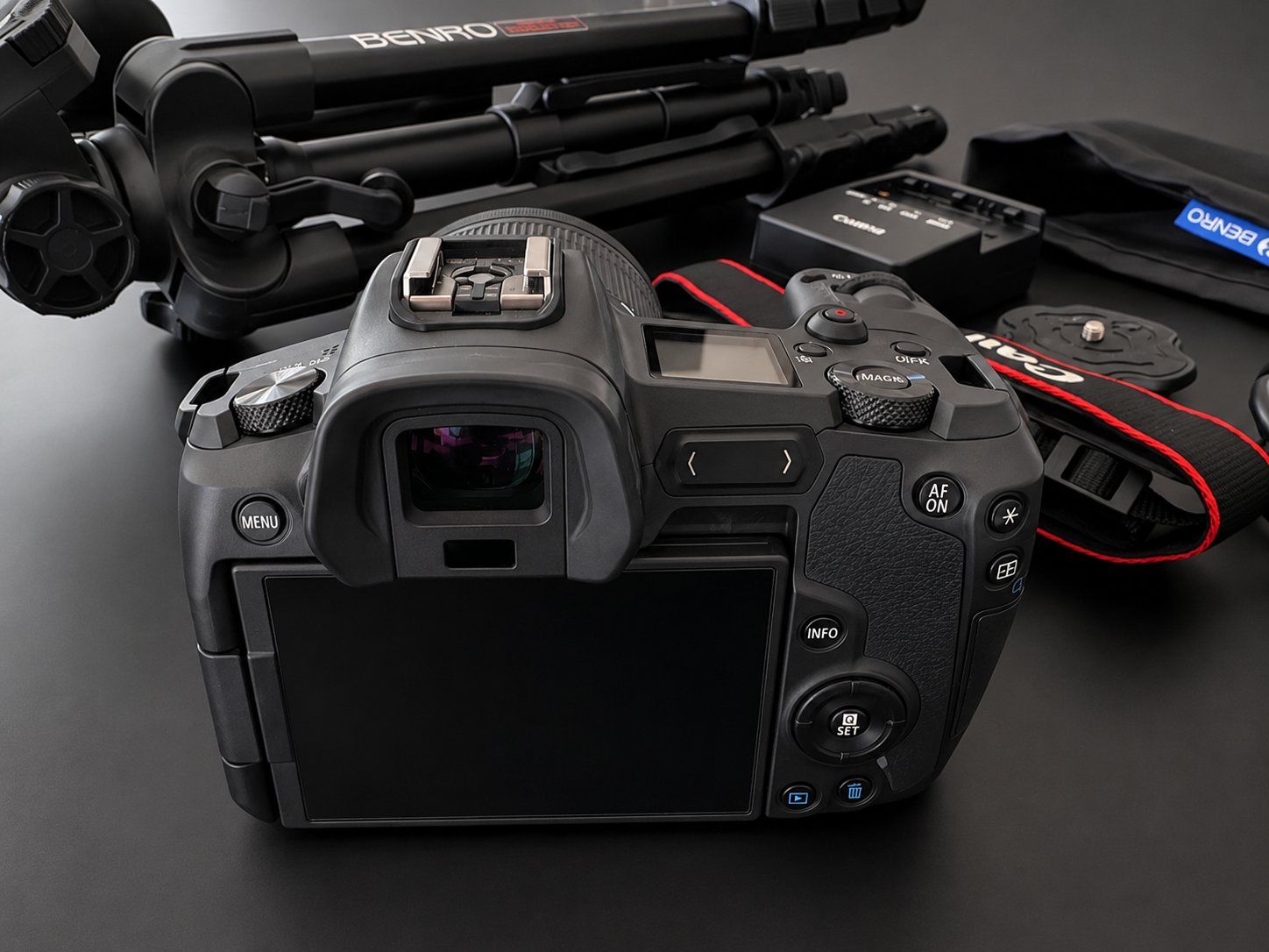 Canon Fotocamera: Canon EOS R Vollformatcam - RF 24-105mm Objektiv & Stativ – Usato da Steffisburg venduto da Octabrain 2