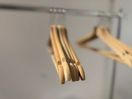 5x IKEA BUMERANG Kleiderbügel Holz natur – Set 1/4