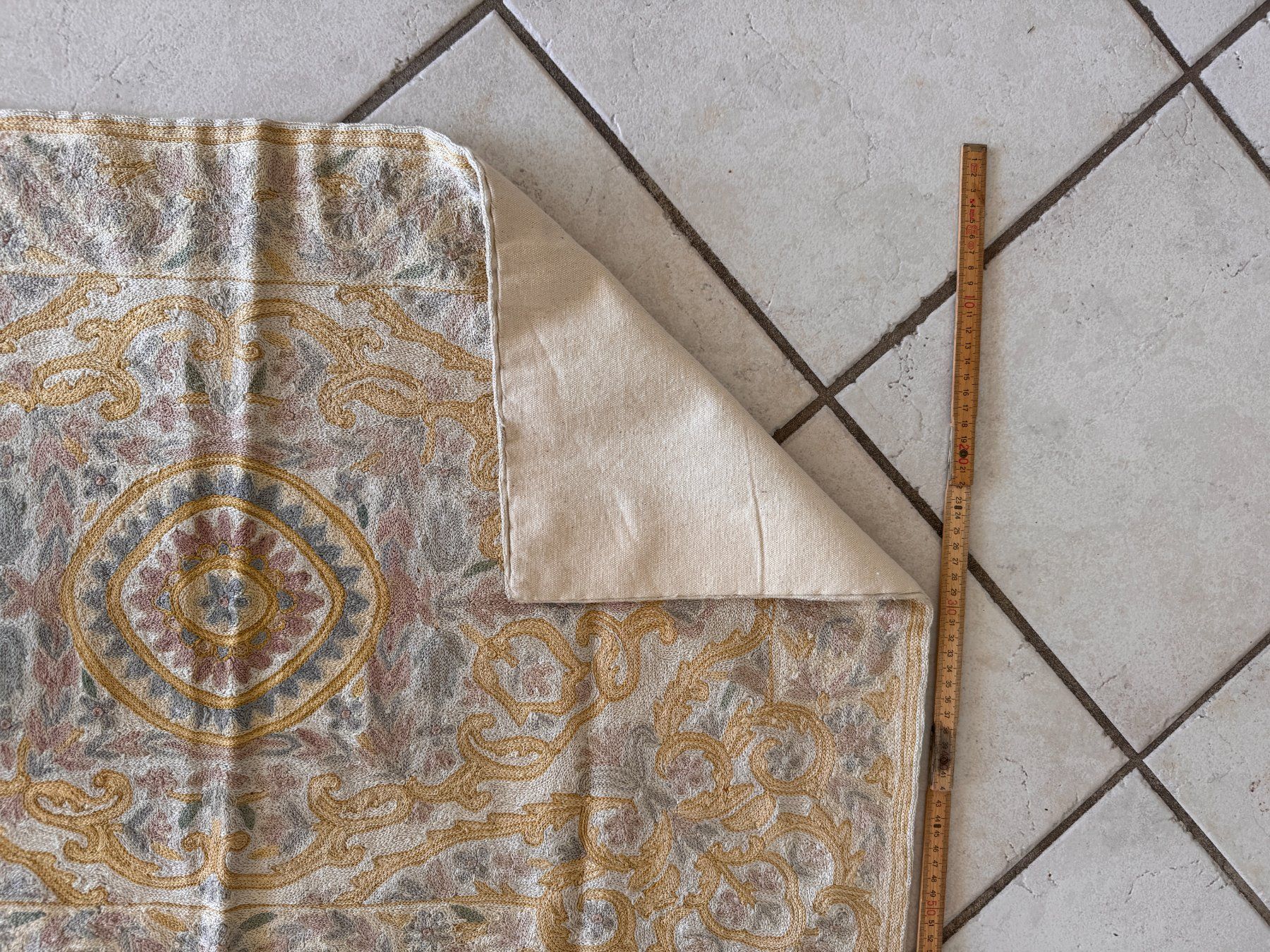 Teppiche: Tapis décoratif brodé beige et doré – Gebraucht aus La Neuveville von ghubler 1