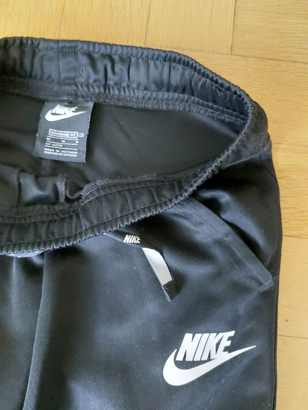 Nike Pantaloni: Nike Trainerhose schwarz Kinder – Usato da Kriens venduto da nordlicht09 1