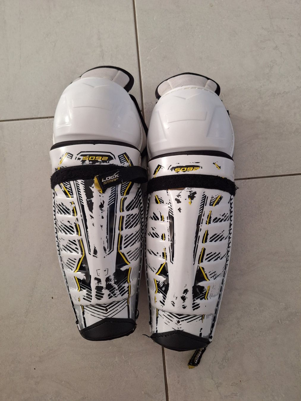 Ccm Schutz & Schoner: Eishockey Schienbeinschoner – Gebraucht aus Wegenstetten von mcfly321