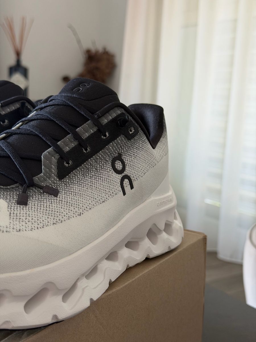 On Scarpe da uomo: On Running Cloudtilt Black Ivory taille 44.5 – Nuovo e nell'imballaggio originale da Yverdon-les-Bains venduto da ioustock 2