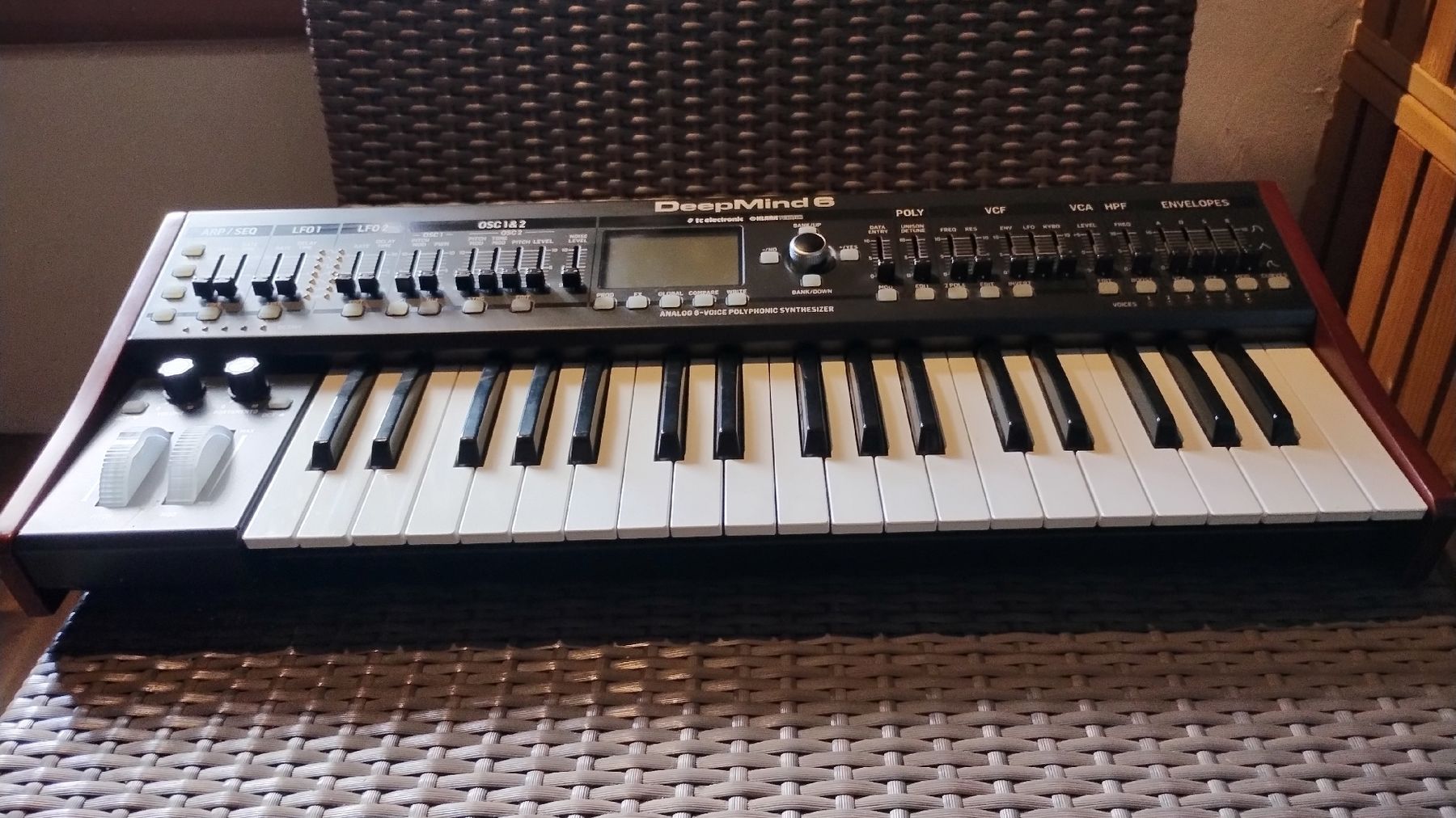 Behringer Strumenti musicali: Behringer Deepmind 6 Synthesizer (auch auf Tutti) – Usato da Nussbaumen AG venduto da off_6rdl 2