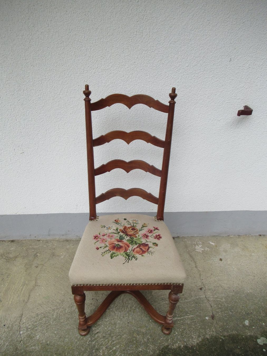 Sedie: Chaise ancienne avec broderie florale unique – Usato da Essertes venduto da Cape_au_Moine_1941