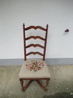 Chaise ancienne avec broderie florale unique