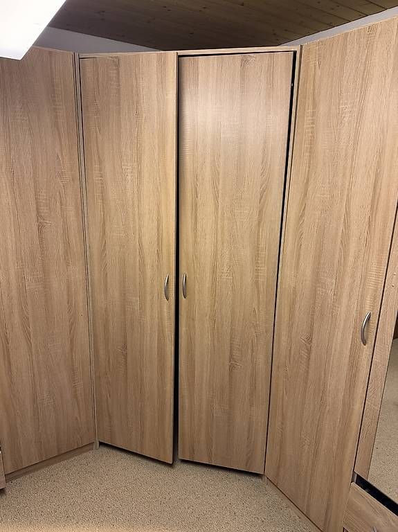 Armoires: Geräumiger Kleiderschrank – D'occasion à Laufen par bar_9snk 1