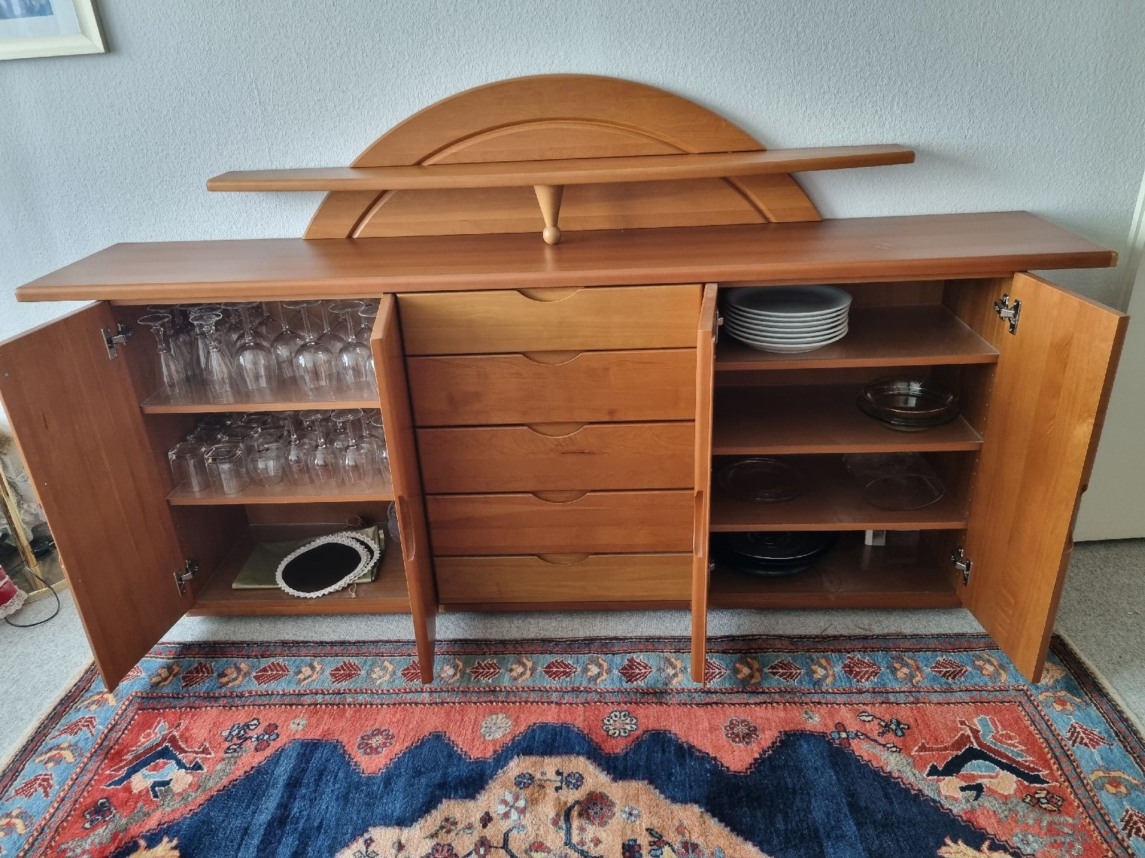 Cassettiere: 4Türiges Holz Sideboard mit 5 Schubladen – Nuovo (secondo la descrizione) da Laupen BE venduto da Bombers 2