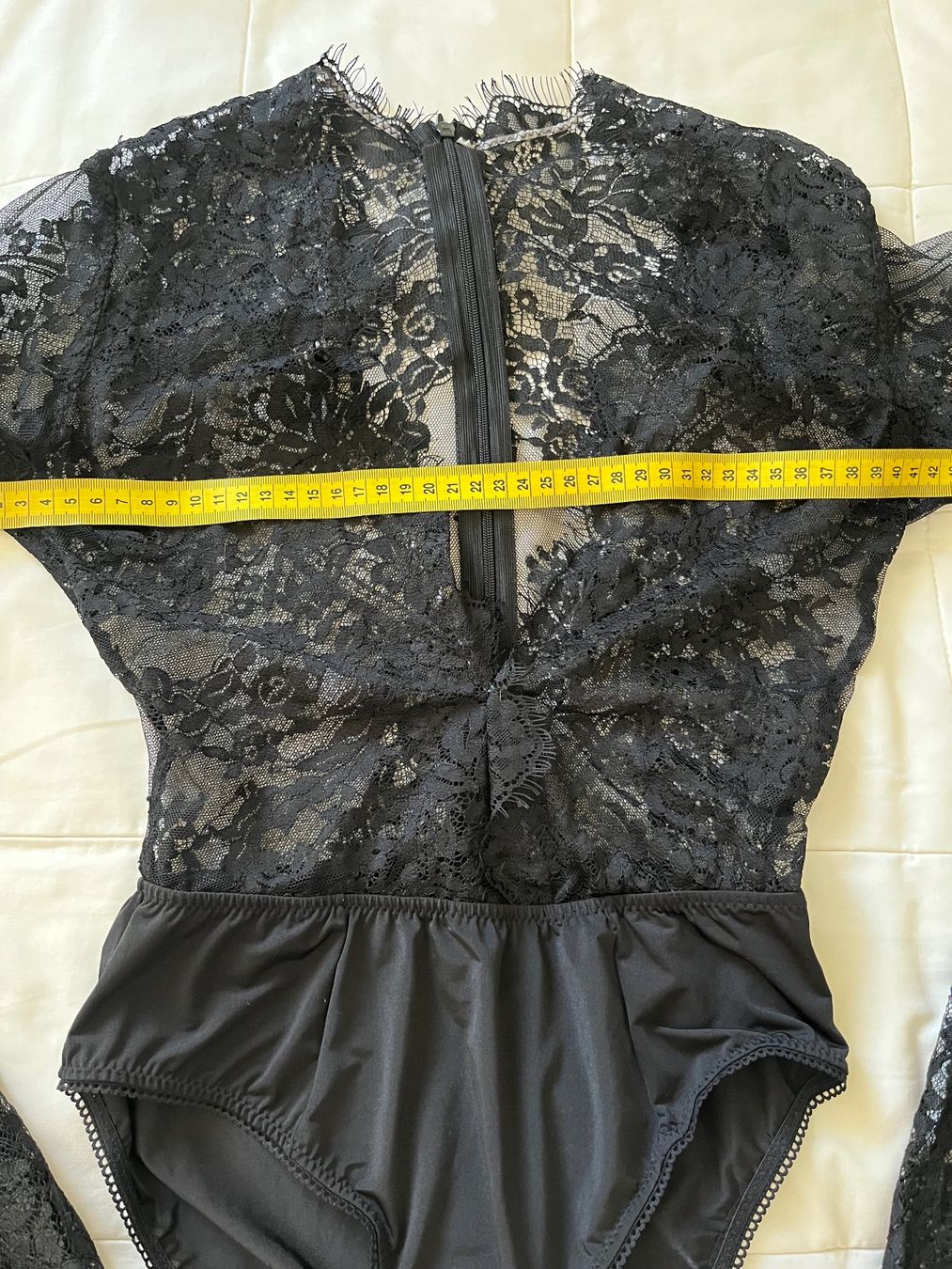 Top: New  lace body top size S – Nuovo (secondo la descrizione) da Chêne-Bougeries venduto da Seetooyoo 2
