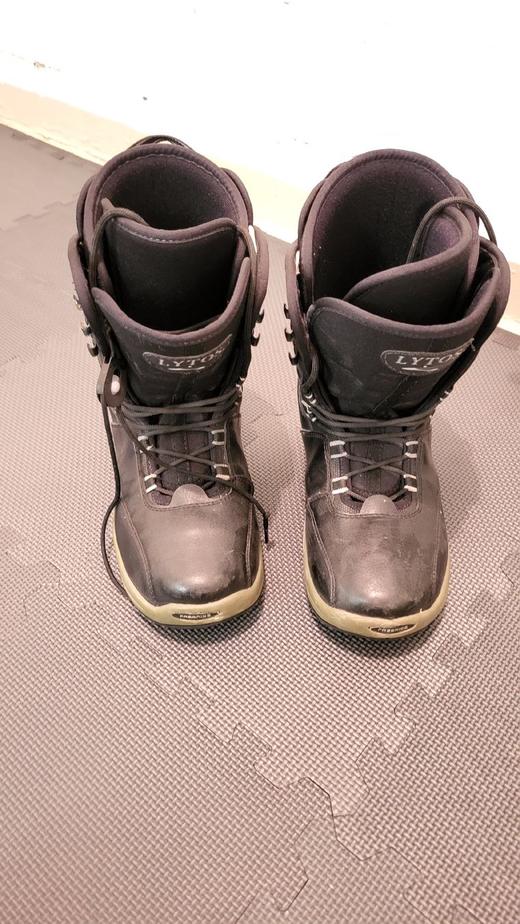 Scarpe da uomo: Snowboardschuhe und Snowboard – Usato da Ottikon venduto da tab_9f67