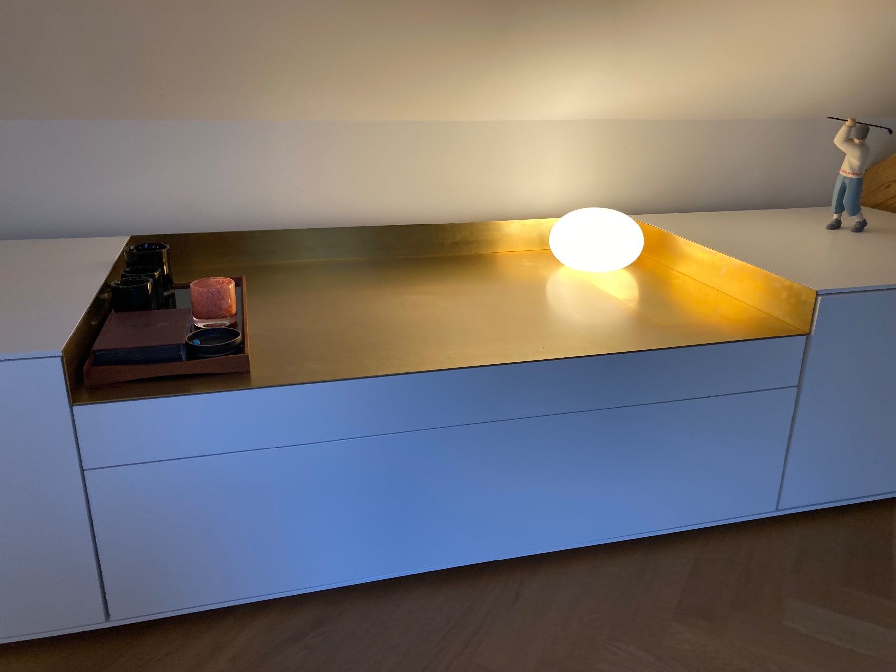 Commodes: SIDEBOARD MIT MESSINGPLATTE – D'occasion à Edlibach par SELECTION-26 2