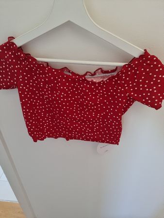 Rotes Sommer Top mit Pünktchen