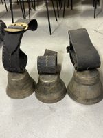 3 antike Schweizer Kuhglocken mit Lederriemen, 2 Glocken gra