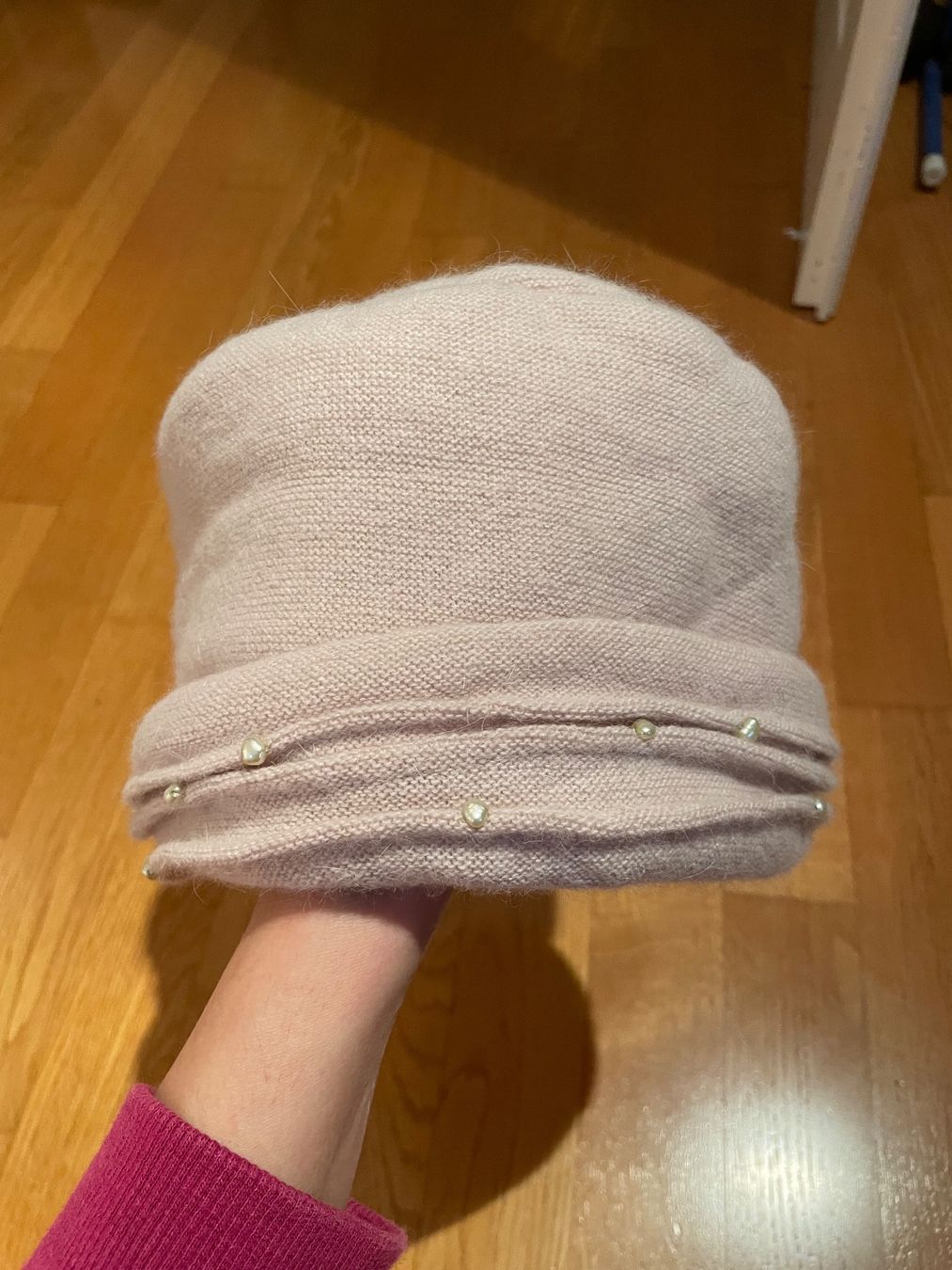 Copricapi, berretti & cappellini: Elegante Wintermütze mit Perlen, beige-rosa – Usato da Münchenstein venduto da nel_57mj 1