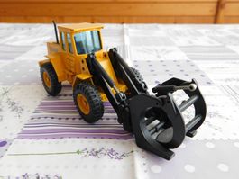 Joal Radlader Volvo L70 mit Holzgreifer