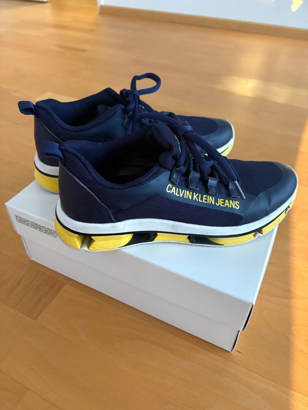 Calvin Klein Scarpe da donna: Calvin Klein Sneakers top Zustand – Usato da Züberwangen venduto da biene_83