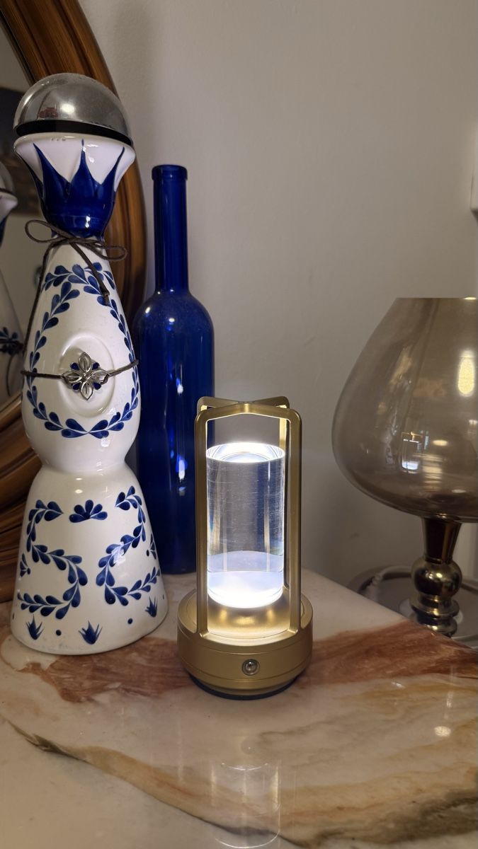 Lampade: Tischleuchte goldfarben mit Acrylglas – Nuovo (secondo la descrizione) da Zürich venduto da Julia_Ch 1