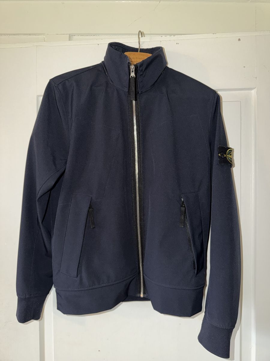 Stone Island Giacche: Stone Island Soft Shell-R Jacke, Dunkelblau, Grösse M – Nuovo (secondo la descrizione) da Meggen venduto da strawberryfield