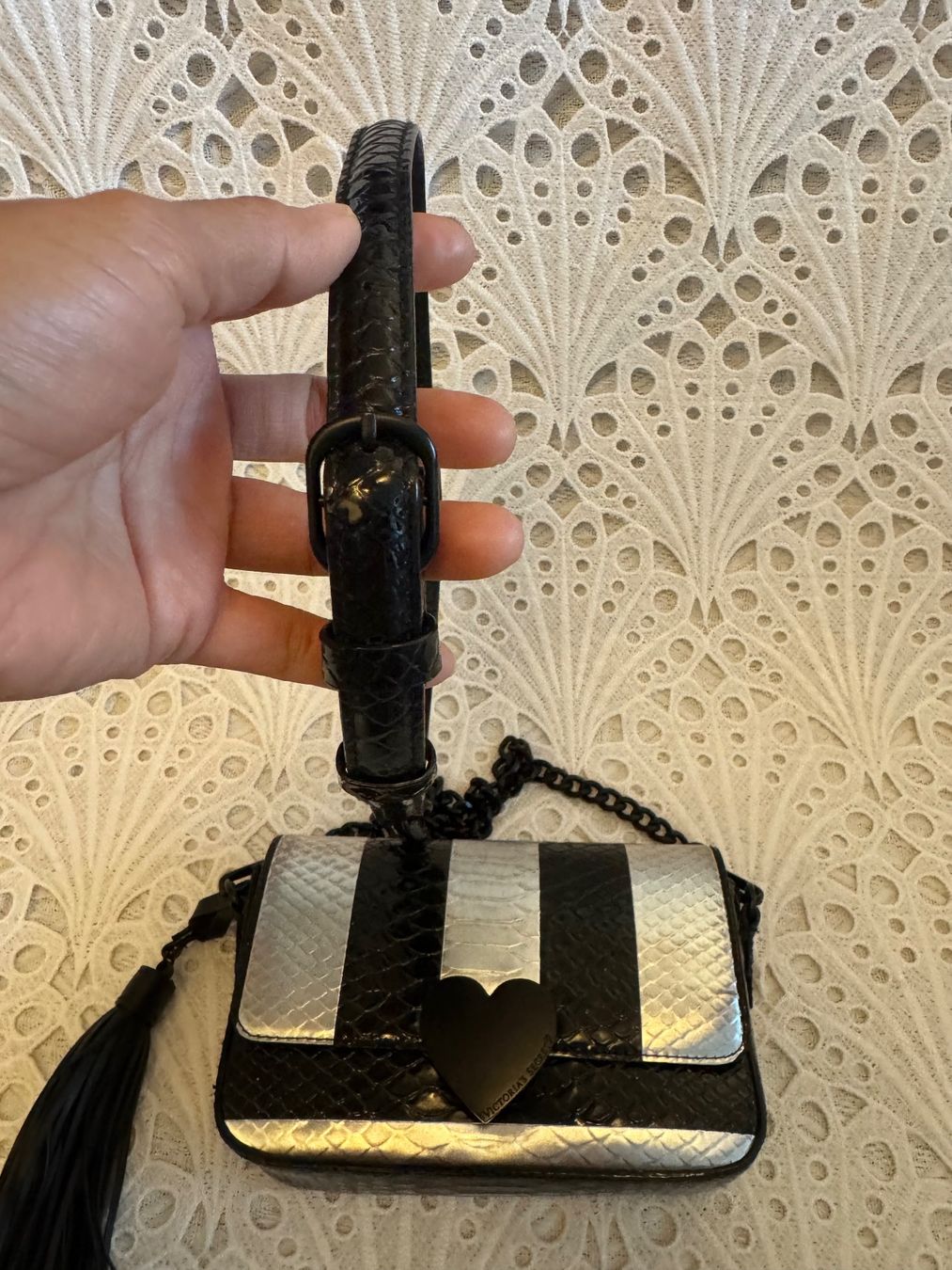 Victoria's Secret Borse da donna: Victoria's Secret Luxe Python Stripe Tasche Schwarz/Silber – Usato da Frenkendorf venduto da Style365 2