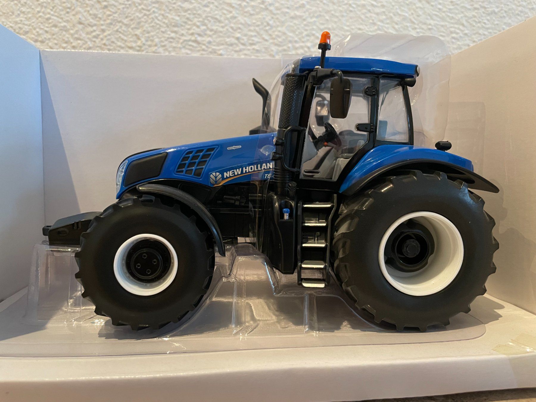 New Holland Trattori: New Holland T8.435 – Nuovo e nell'imballaggio originale da Kreuzlingen venduto da Stefan1150