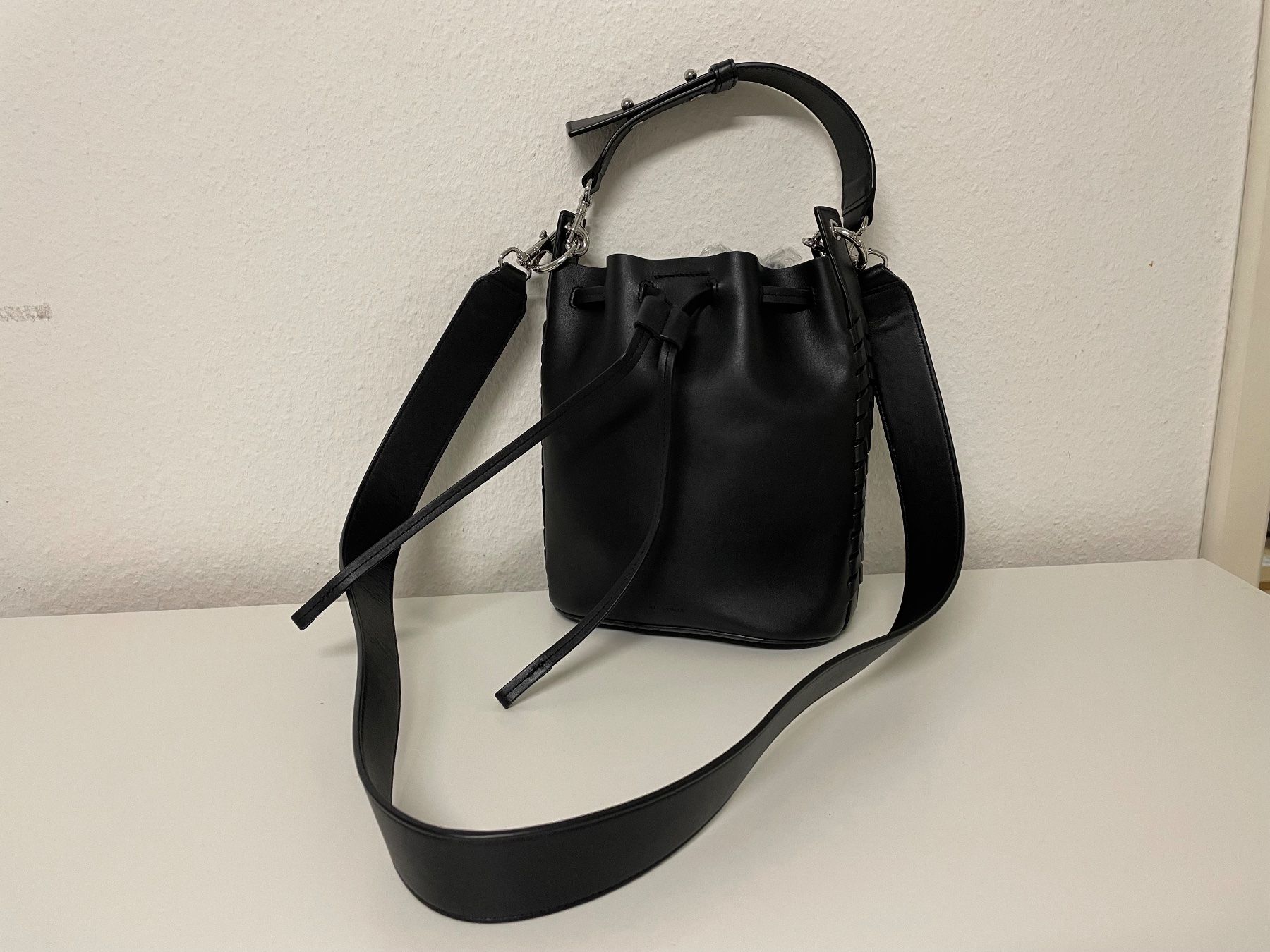 Allsaints Borse da donna: AllSaints Ray Bucket Bag Small – Usato da Basel venduto da Robyn20 1