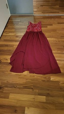 Wunderschönes, festliches Damenkleid in bordeauxrot