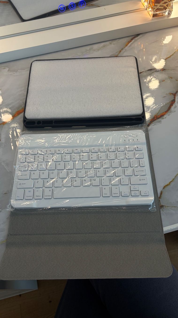 Apple Covers & Borse: I pad Hülle mit Tastatur – Nuovo e nell'imballaggio originale da Weinfelden venduto da cec_6lvp 2
