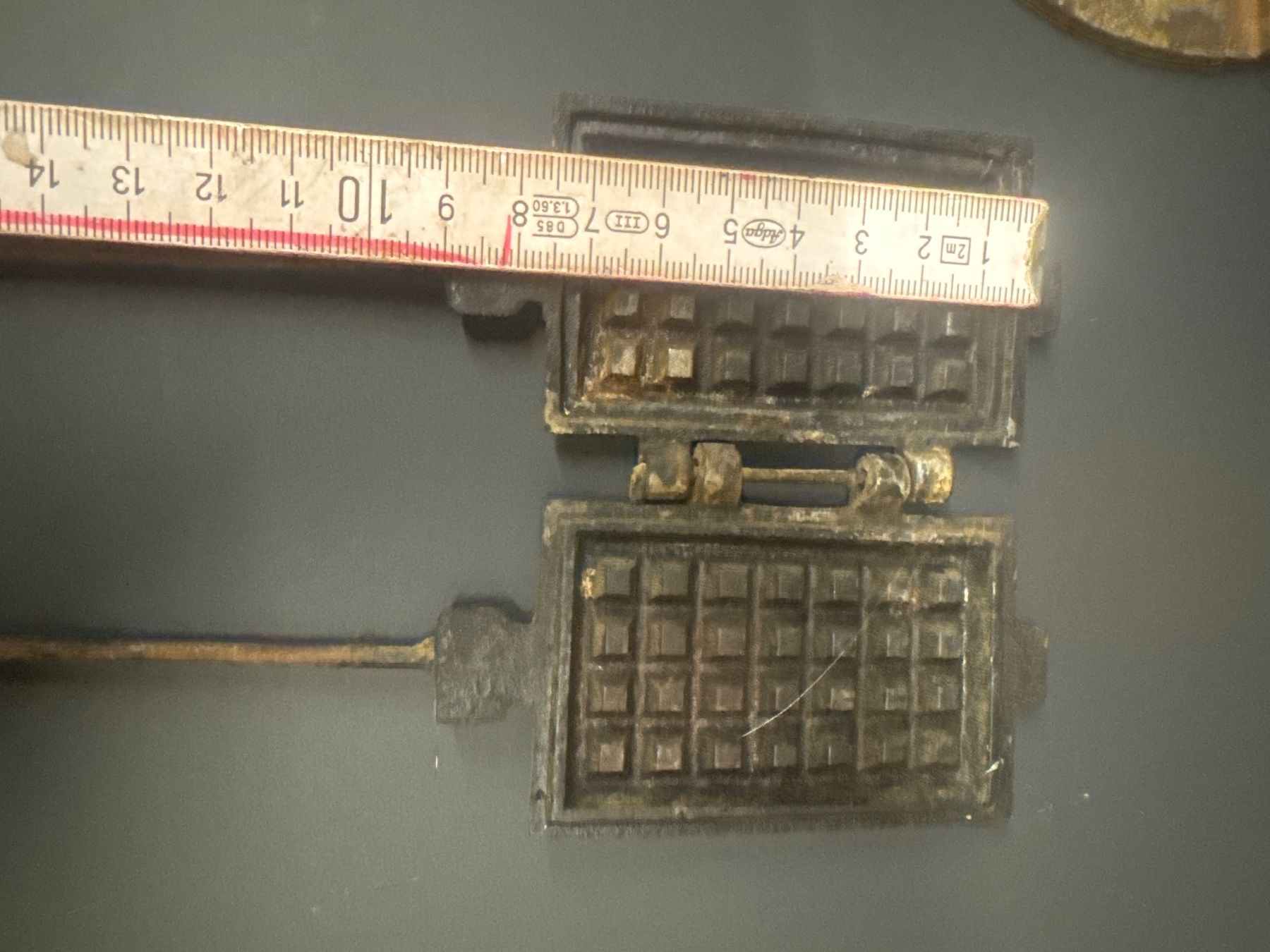 Teglie da forno: Ancien jouet fer a gaufre – Usato da Lajoux JU venduto da Briard0 1