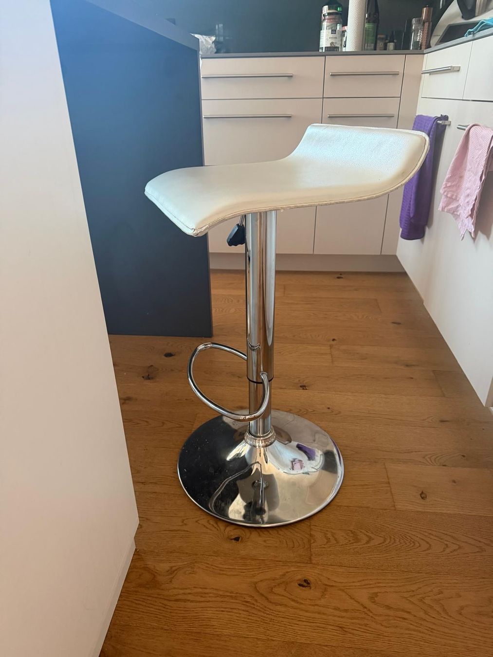Tischset: Modernes Bartisch-Set (Anthrazit) & 2 Barhocker – Gebraucht aus Siebnen von sta_x7zz 8