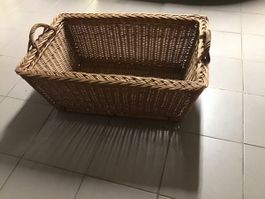 Panier en osier rectangulaire avec poignées bon état