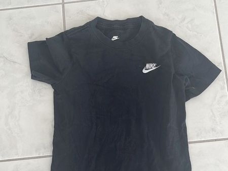Nike T-Shirt Schwarz Grösse 128 bis 137 guter Zustand