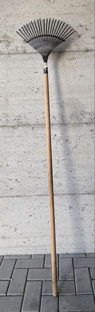 Tous les outils: Râteau à feuilles – D'occasion à Tramelan par crevette72