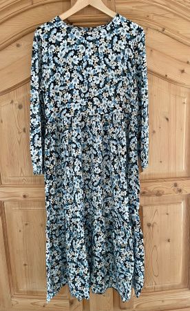 Neues Kleid mit Blumenmuster Gr. 40