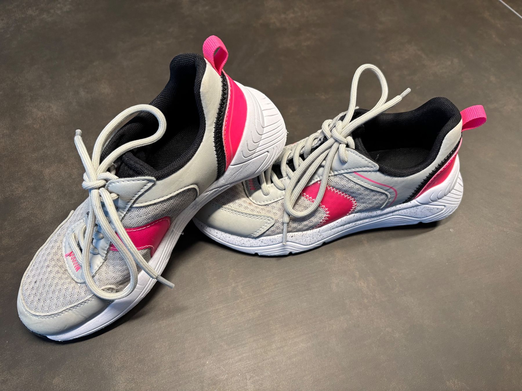Scarpe per ragazze: Mädchen Turnschuhe, Grösse 35, Top Zustand! – Usato da Sulz AG venduto da FantasyHouse
