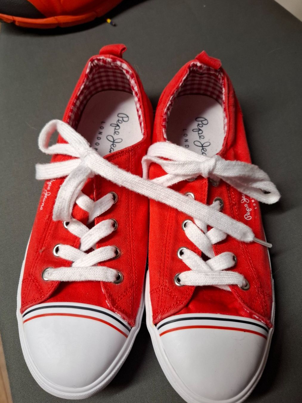 Pepe Jeans Scarpe da donna: Pepe Jeans Schuhe, Gr. 39, Rot – Usato da Selzach venduto da Sennemeitschi11