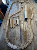 Holzeisenbahn Set mit Schienen und Zügen gebraucht