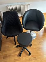 3 schwarze Stühle / Hocker