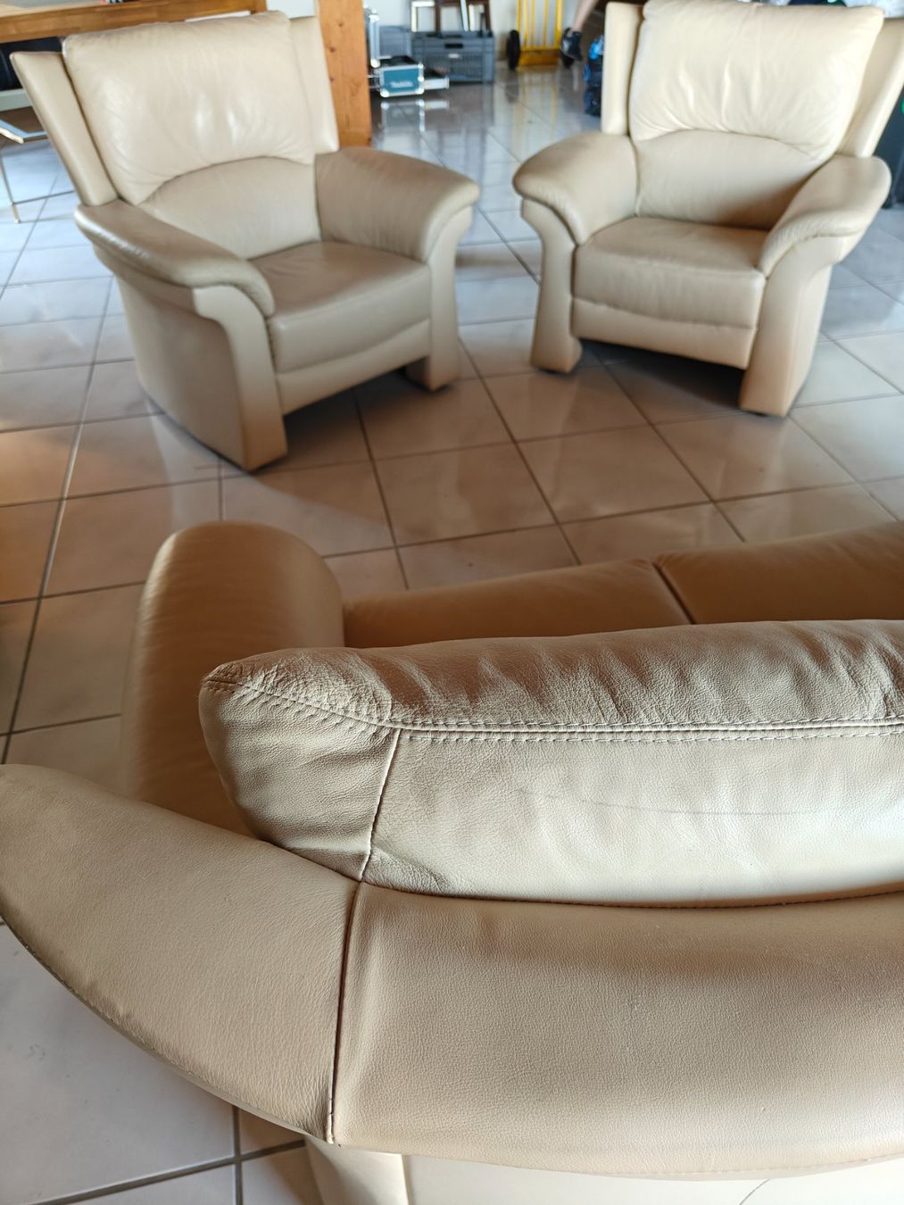 Divani: Polstergarnitur Leder - 3-Sitzer Sofa mit 2 Sesseln – Usato da Birr venduto da DisDas 4