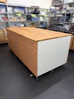 Kommode mit Arbeitsplatte und vielen Schubladen
