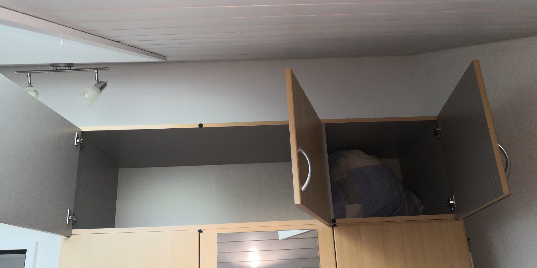 Armadi: Kleiderschrank mit einem separaten Aufbaumöbel. – Usato da Schwyz venduto da fre_v8g9 1