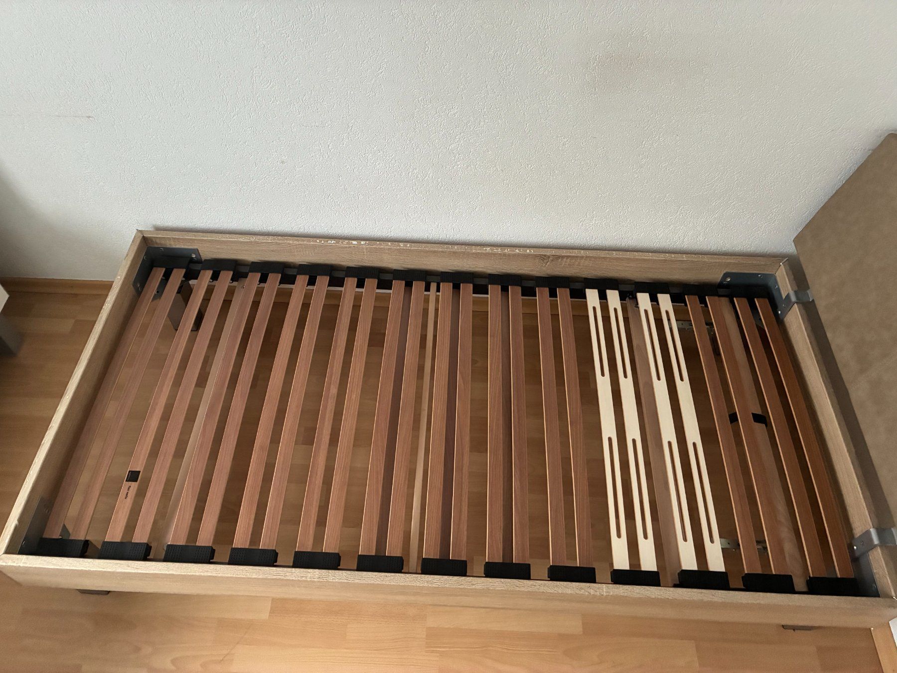 Livique Letti: Bett 100X200cm mit Einlegerahmen und gratis Matratze – Usato da Wiliberg venduto da Pejasi 2